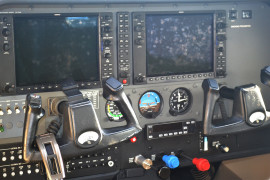 2004-Cessna-182T-N65472-cabin